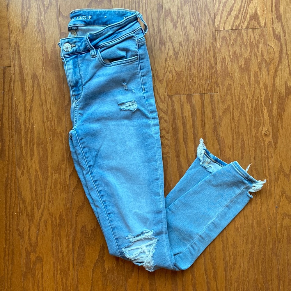 America Eagle size 4 regular ripped skinny jegging style jeans